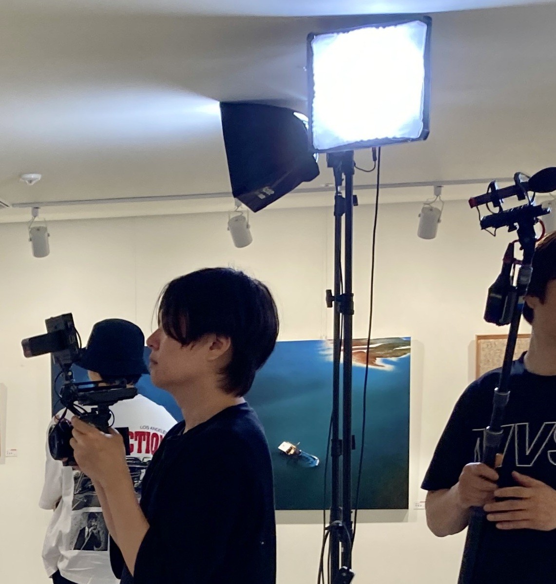 촬영 현장에서 카메라를 운용하는 심우영